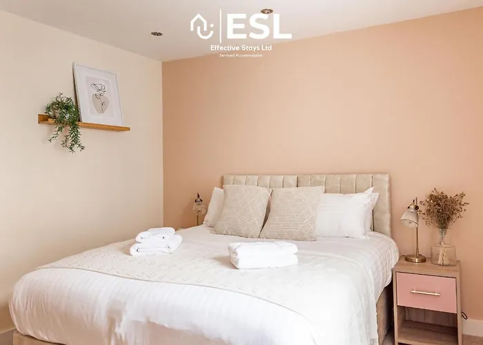 Super Central - Quiet - 2 Bedroom Cottage